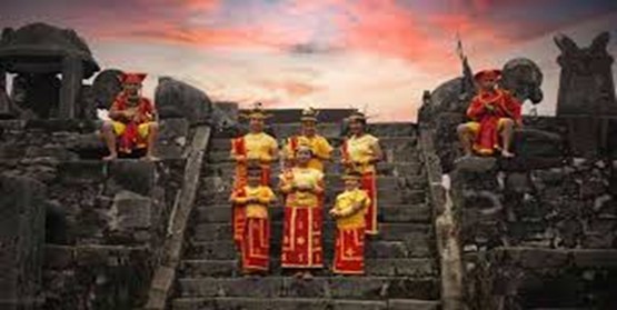 Desa Adat Hilisimaetano.